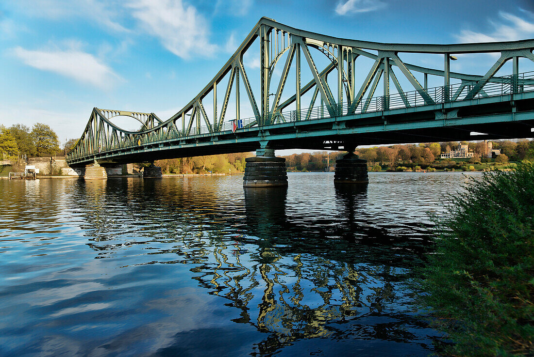 Die Havel mit Glienicker Brücke, zwischen Potsdam und Berlin, Schloss Babelsberg im Hintergrund, Babelsberger Park, Potsdam, Land Brandenburg, Deutschland, Europa