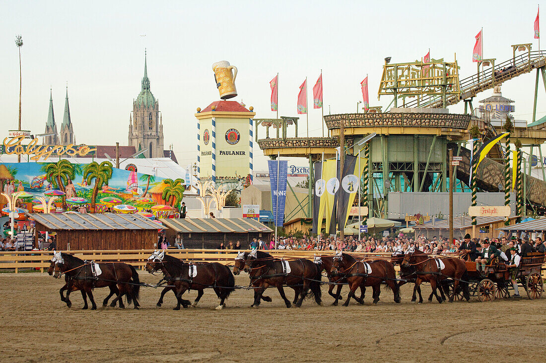 Paulskirche und Oktoberfest, Pferdevorführung, historisches Oktoberfest auf der Theresienwiese, München, Bayern, Deutschland, Europa, Europa