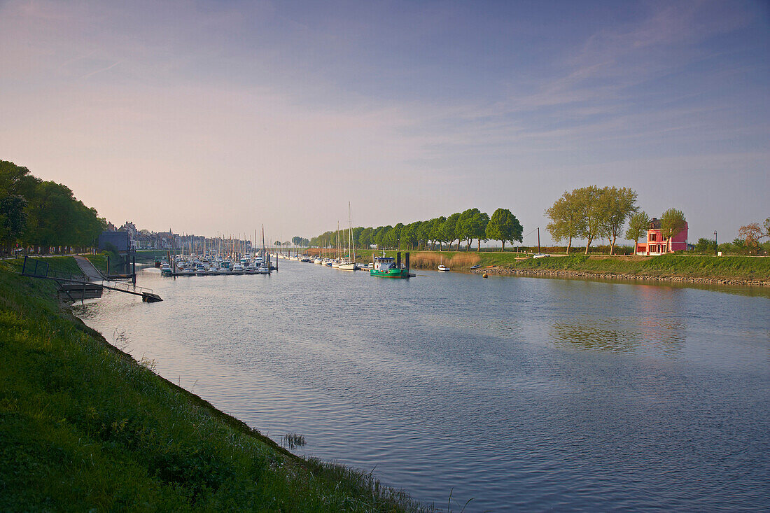 Spätnachmittag am Fluss in Saint-Valery-sur-Somme, Dept. Somme, Picardie, Frankreich, Europa