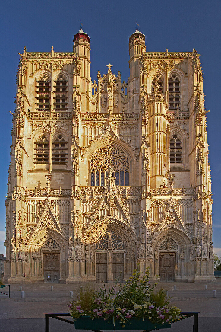 West facade of the Saint-Vulfran Cathedral, Abbeville, Detail, Dept. Somme, Picardie, France, Europe