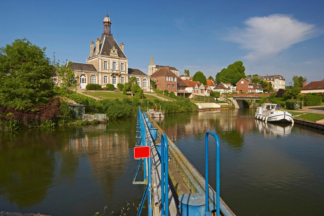 Die Gemeinde Long an der Somme mit Rathaus und Hausboot, Dept. Somme, Picardie, Frankreich, Europa