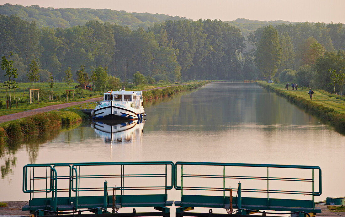 Morgenstimmung an der Schleuse Méricourt am Canal de la Somme, Méricourt-sur-Somme, Dept. Somme, Picardie, Frankreich, Europa
