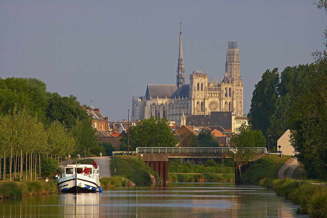 View from the Canal de la Somme at Notre-Dame cathedral and Tour Perret, Amiens, Dept. Somme, Picardie, France, Europe