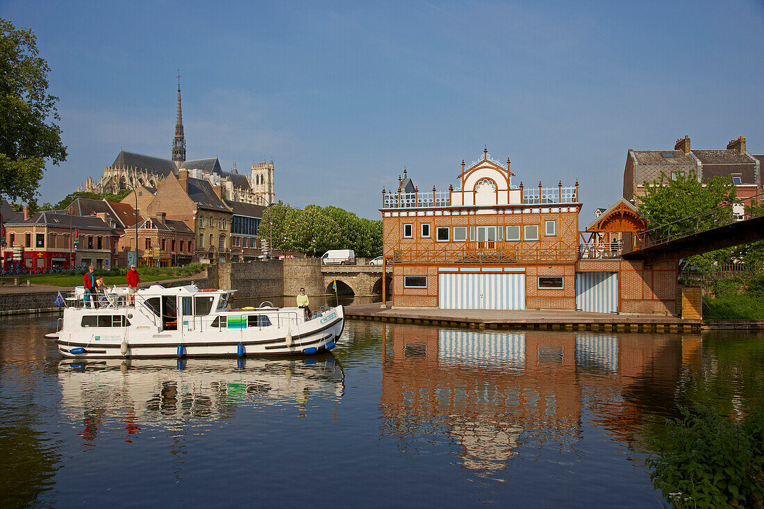 Houseboat at Port d'Amont in the morning, Old city, Notre-Dame cathedral, Boathouse of Amiens' rowing-club, Amiens, Dept. Somme, Picardie, France, Europe