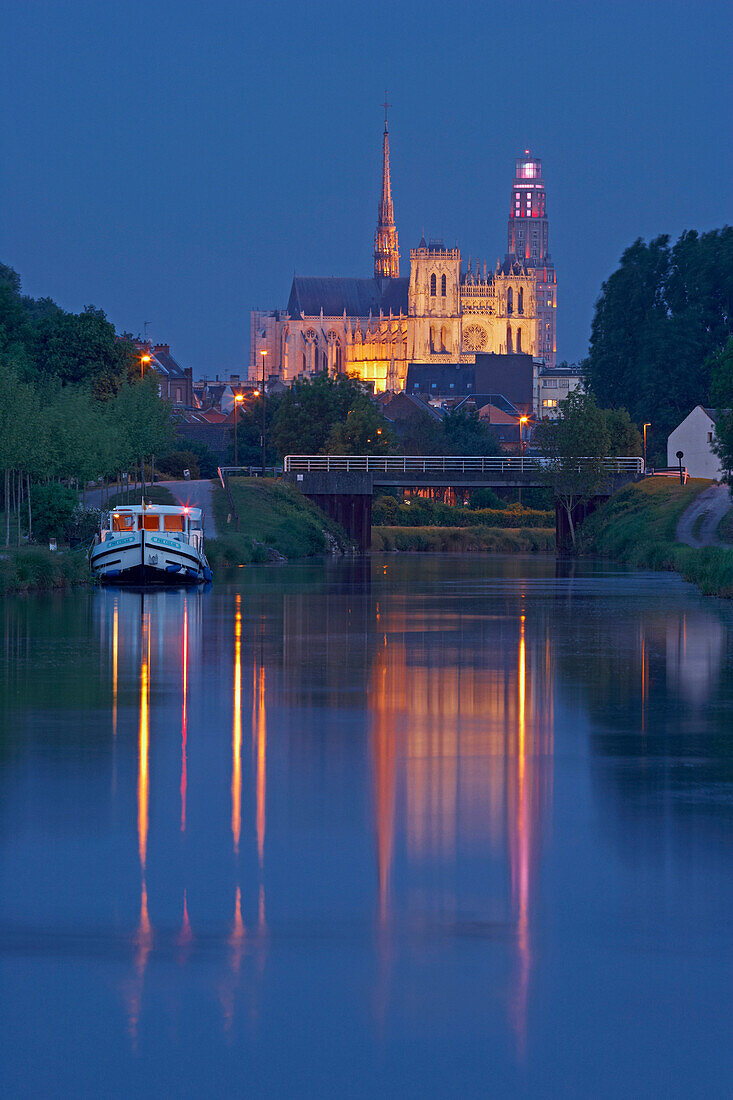 Blick vom Canal de la Somme auf die Kathedrale Notre-Dame am Abend, Amiens, Dept. Somme, Picardie, Frankreich, Europa