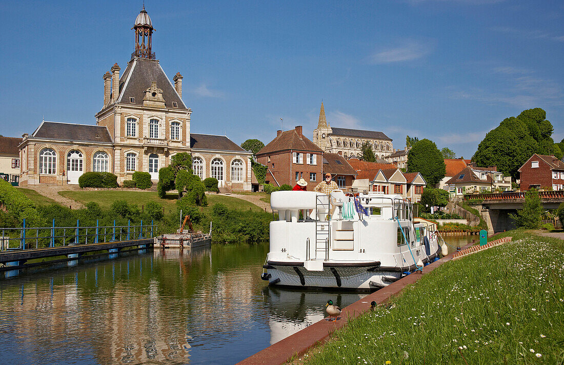 Die Gemeinde Long an der Somme mit Rathaus, Kirche und Hausboot, Dept. Somme, Picardie, Frankreich, Europa