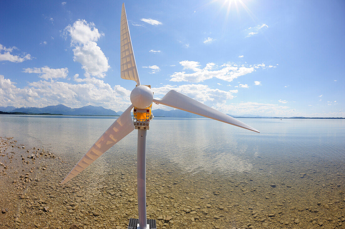 Modell von Windrad an Seeufer erzeugt Strom, Chiemsee, Chiemgau, Oberbayern, Bayern, Deutschland, Europa