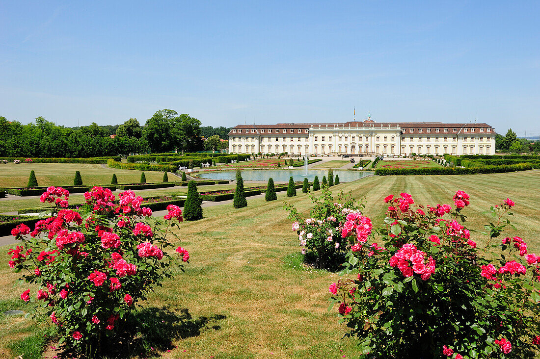 Gartenanlage mit Residenzschloss Ludwigsburg, Ludwigsburg, Baden-Württemberg, Deutschland, Europa