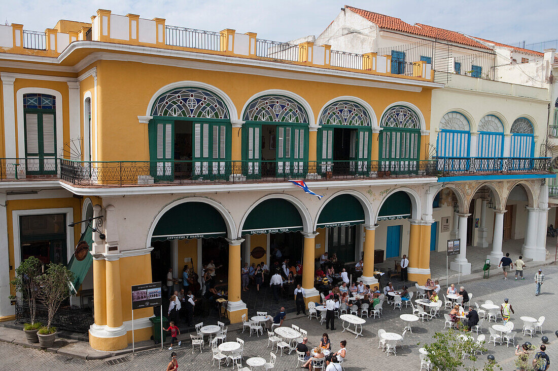 Menschen sitzen draußen und genießen Livemusik vor Taberna de la Muralla Brauerei mit Bar und Restaurant an der Plaza Vieja in der Altstadt von Havanna, Kuba, Karibik