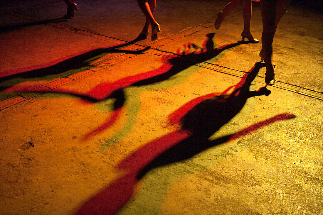 Tänzerinnen werfen Schatten auf Boden von Centro Cultural Polo Montanez Musik- und Kulturzentrum, Vinales (Viñales), Provinz Pinar del Rio, Kuba, Karibik