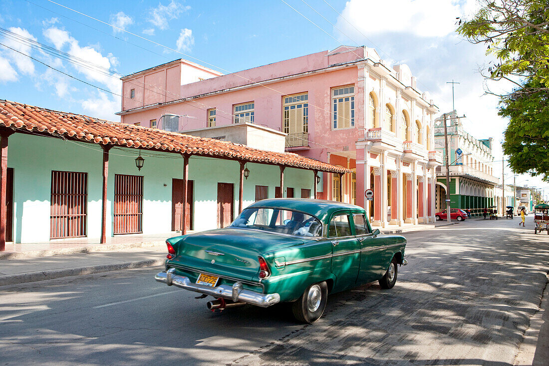Straßenszene mit amerikanischem Oldtimer Auto, Ciego de Avila, Kuba, Karibik