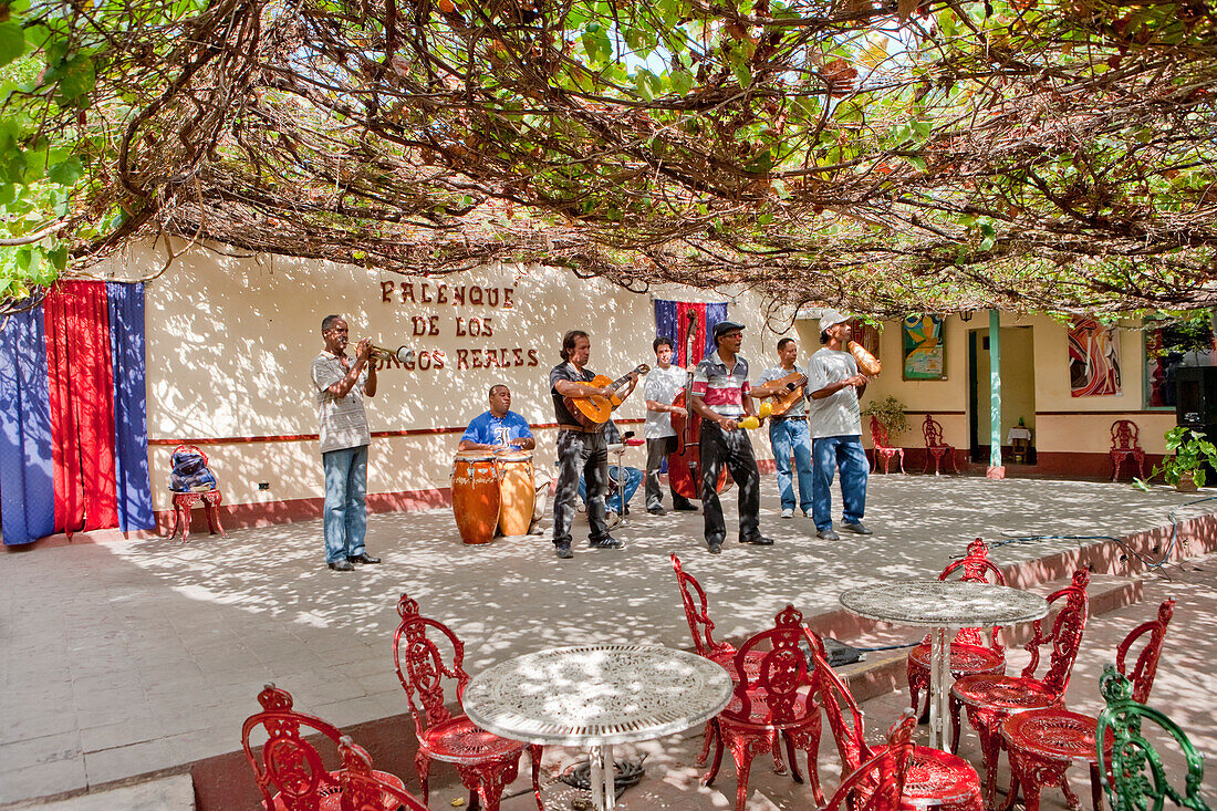 Livemusik in der Palenque de los Congos Reales Bar in der Altstadt von Trinidad, Provinz Sancti Spiritus, Kuba, Karibik