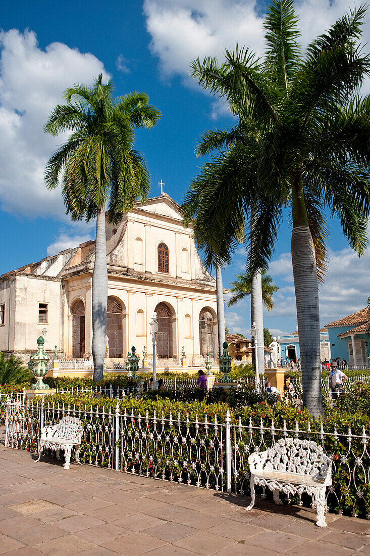 Parkbänke an der Plaza Mayor in der Altstadt von Trinidad, Provinz Sancti Spiritus, Kuba, Karibik