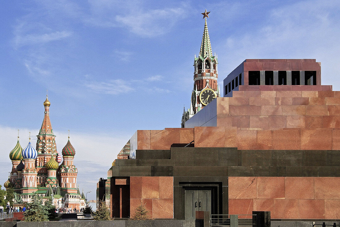 Kremlin, Red Square, left with Cathedral of the Intercession, Cathedral of St. Basil the Blessed, right Mausoleum of Vladimir Lenin, behind Spasskaya Tower, Moscow, Russia