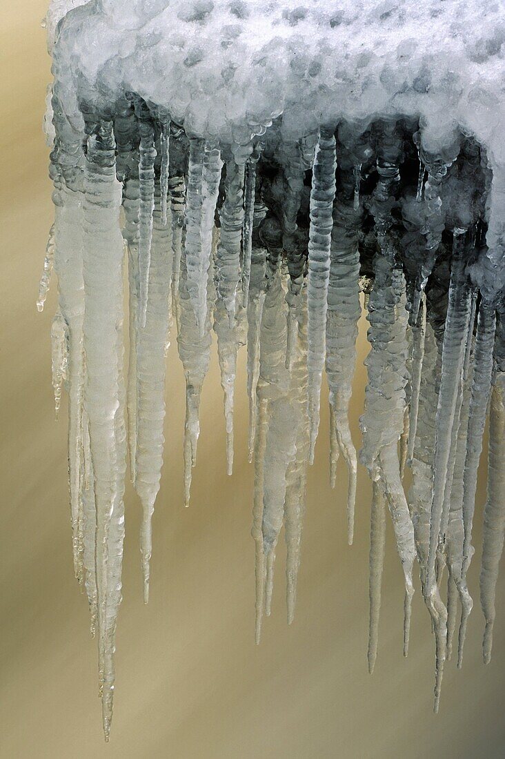 Canada, Cold, Coldness, Colors, Colour, Environment, Environmental, Flow, Flowing, Formation, Freezing, Frozen, Hanging, Ice, Icicles, Icy, natural, Nature, Outdoors, Québec, Season, Snow, Snow-covered, Stream, Vertical, Water, Winter, XY8-1100749, agefot