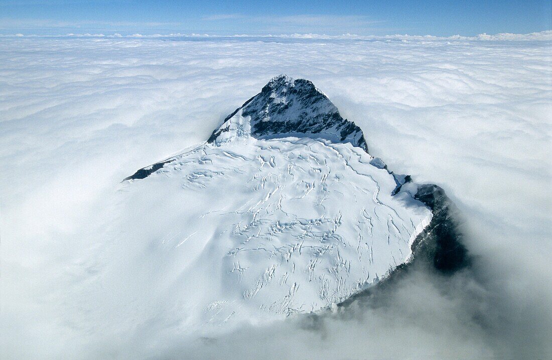 Alps, Aspiring, Atmoshere, Atmosheric, Beautiful, Beauty, Bonar, Climate, Cloud, Clouds, Cold, Coldness, Emerge, Emerging, Frozen, Glacier, Ice, Iced, Icy, Landscape, Mount, Mount aspiring, Mountain, Mt aspiring, National park, Natural, Nature, New zealan