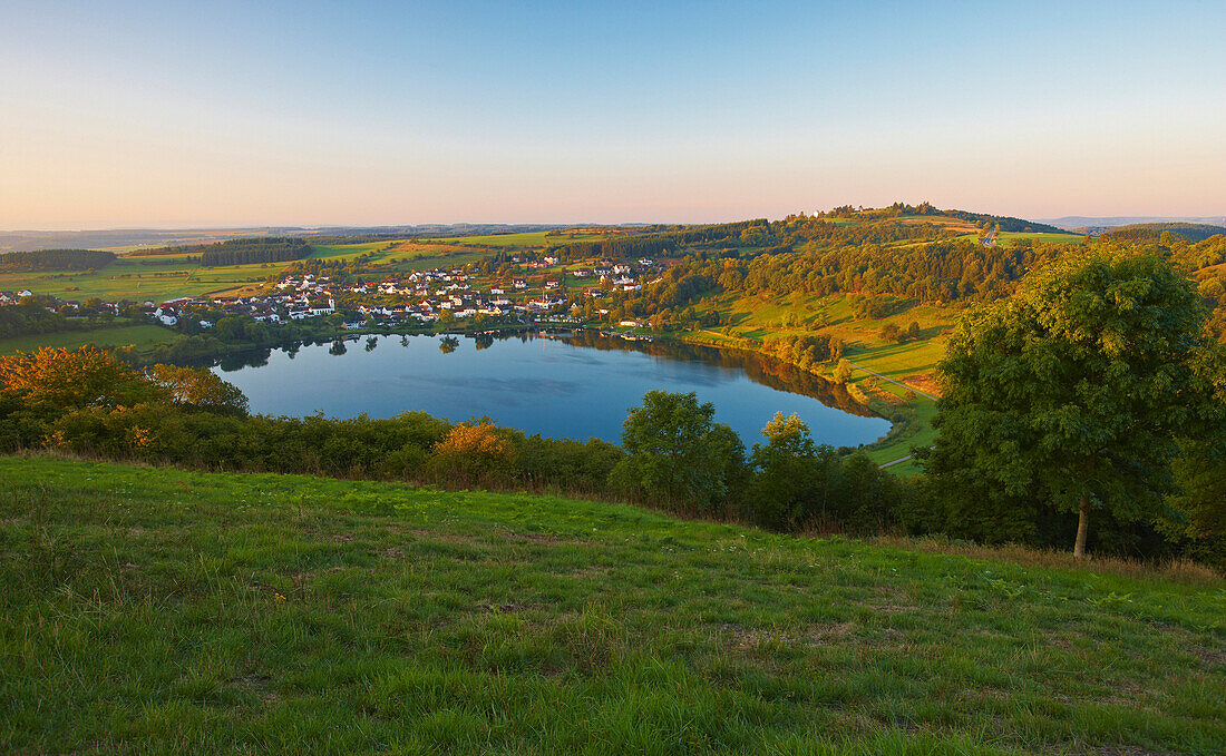 Dauner Maare, Schalkenmehrener Maar bei Daun im Morgenlicht, Eifel, Rheinland-Pfalz, Deutschland, Europa