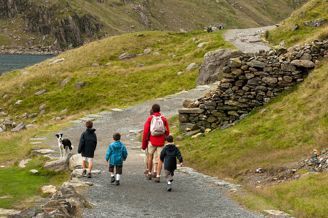 Familie auf dem Miners Track Richtung Mt. Snowdon, Snowdonia National Park, Wales, Großbritannien