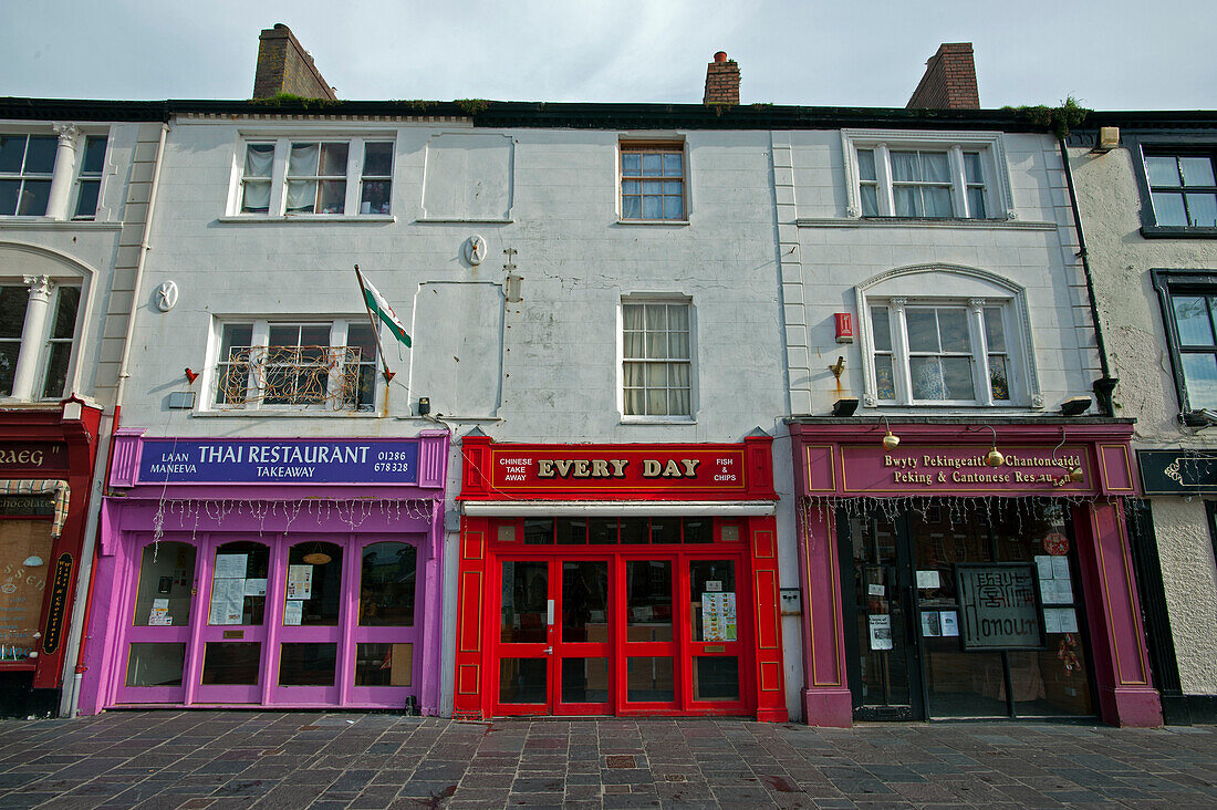 Geschäfte und Restaurants im Stadtzentrum von Caernarfon, Gwynedd, Wales, Großbritannien