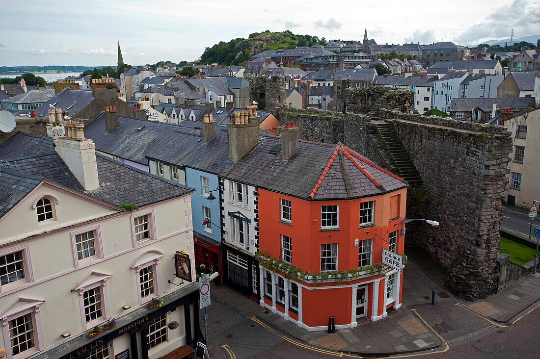 Das historische Zentrum von Caernarfon, Wales, Großbritannien