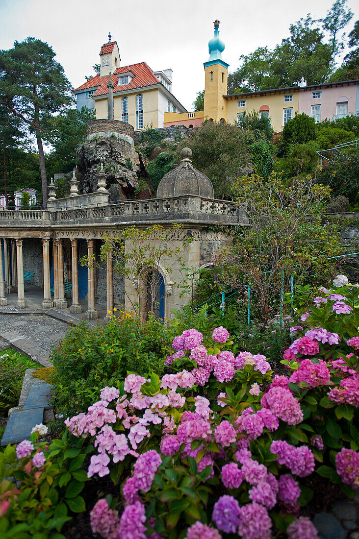 Das Dorf Portmeirion, 1926 gegründet vom walisischen Architekt Sir Clough Williams-Ellis, Portmeirion, Wales, Großbritannien