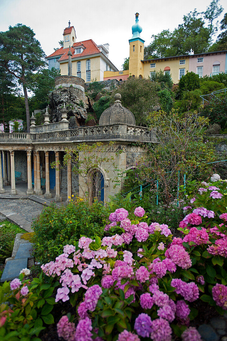 Gardens in the village of Portmeirion, founded by Welsh architekt Sir Clough Williams-Ellis in 1926, Portmeirion, Wales, UK