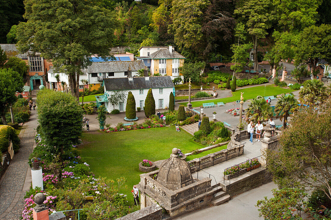 Botanischer Garten, Portmeirion, 1926 gegründet vom walisischen Architekt Sir Clough Williams-Ellis, Portmeirion, Wales, Großbritannien