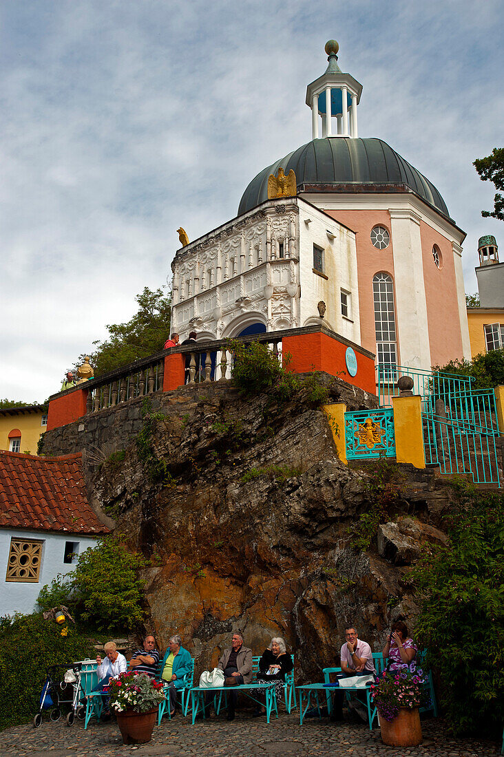 Cafe in the village of Portmeirion, founded by Welsh architekt Sir Clough Williams-Ellis in 1926, Portmeirion, Wales, UK