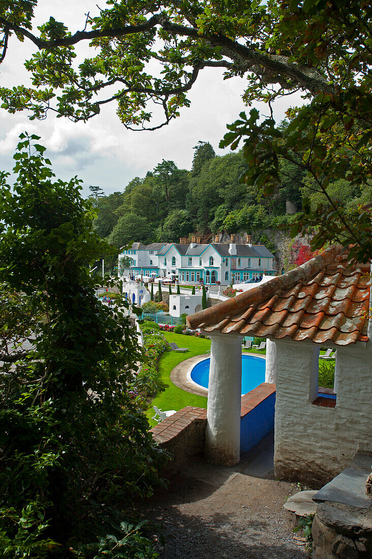 Das Dorf Portmeirion, 1926 gegründet vom walisischen Architekt Sir Clough Williams-Ellis, Portmeirion, Wales, Großbritannien