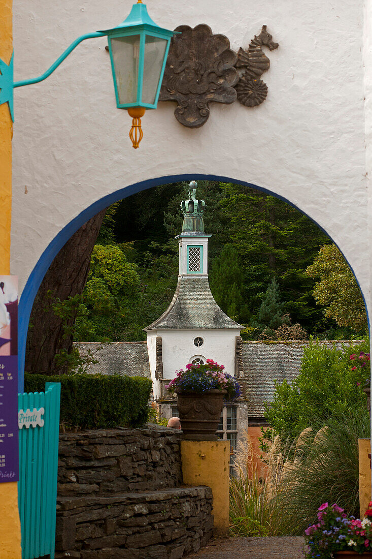 Blick durch einen Bogen, Das Dorf Portmeirion, 1926 gegründet vom walisischen Architekt Sir Clough Williams-Ellis, Portmeirion, Wales, Großbritannien