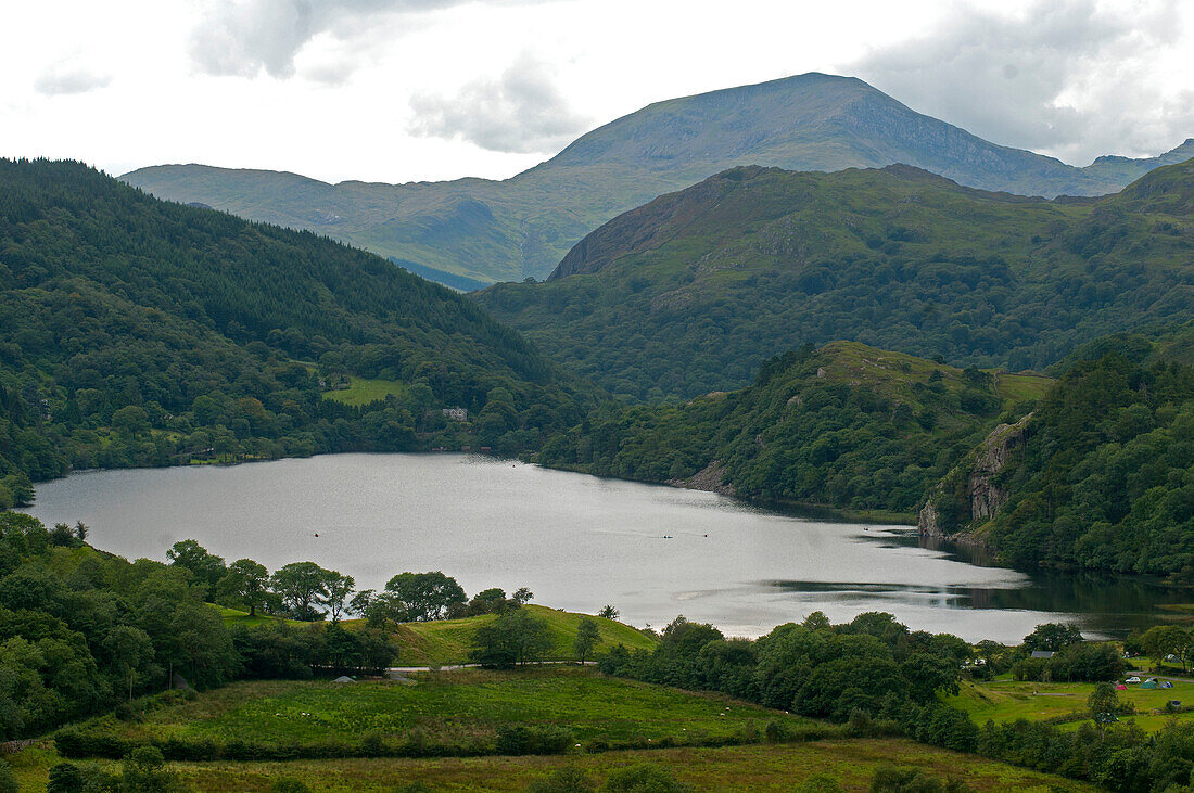 Blick zum See Llyn Gwynant, Snowdonia National Park, Wales, Großbritannien