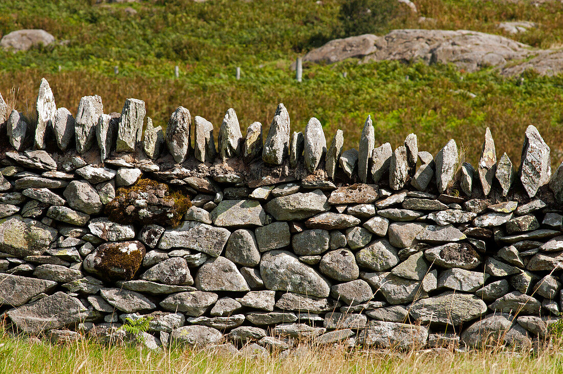 Steinmauer der Kirche St. Celynin's oberhalb Rowen, Snowdonia National Park, Wales, Großbritannien