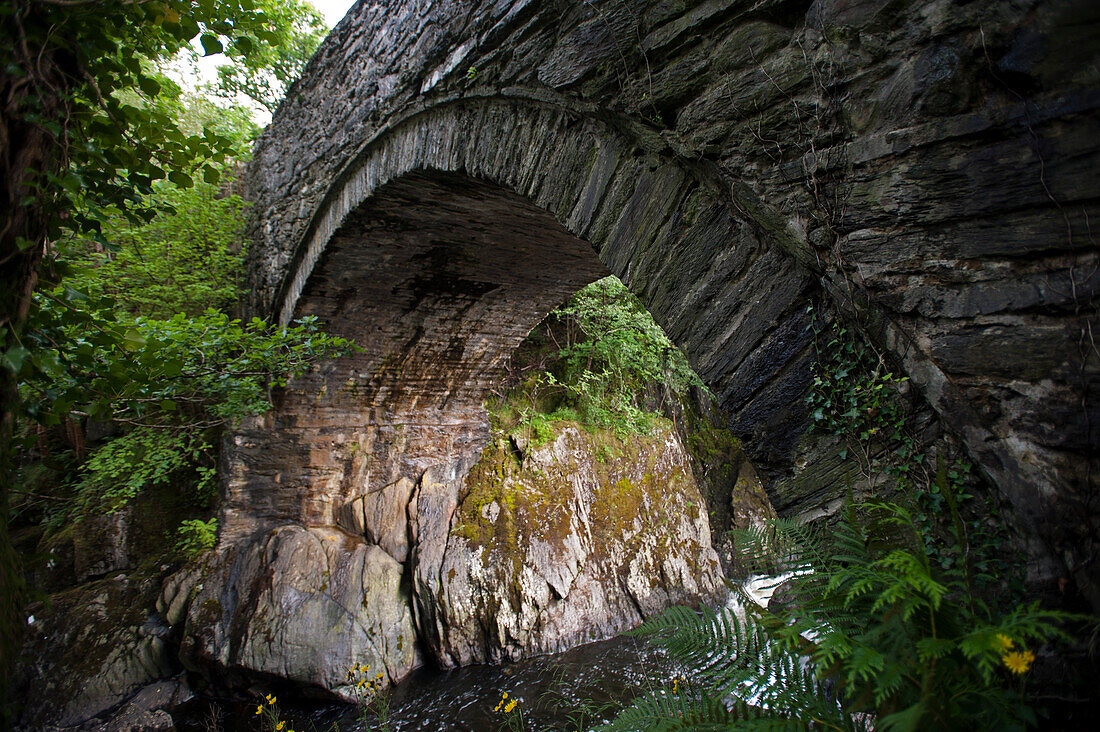 Steinbrücke über den Fluss Afon Lugwy nahe Chapel Curig, Snowdonia National Park, Wales, Großbritannien