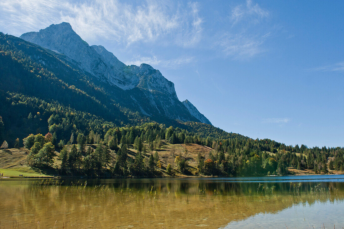 Blick über Lautersee auf Gebirgskette, Mittenwald, Bayern, Deutschland