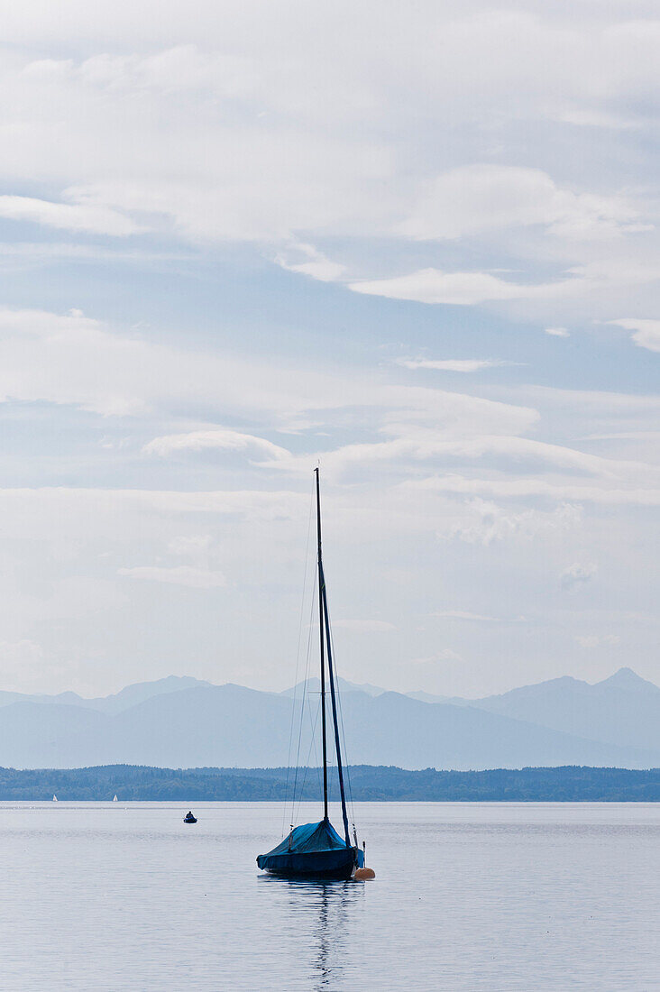 Segelboot auf dem Starnberger See, Bayern, Deutschland