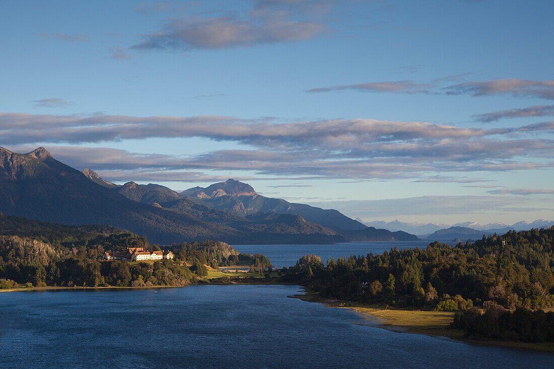 Morgenlicht am Lago Moreno, Blick zum Hotel Llao Llao und zum Lago Nahuel Huapi, bei San Carlos de Bariloche, Rio Negro, Patagonien, Argentinien