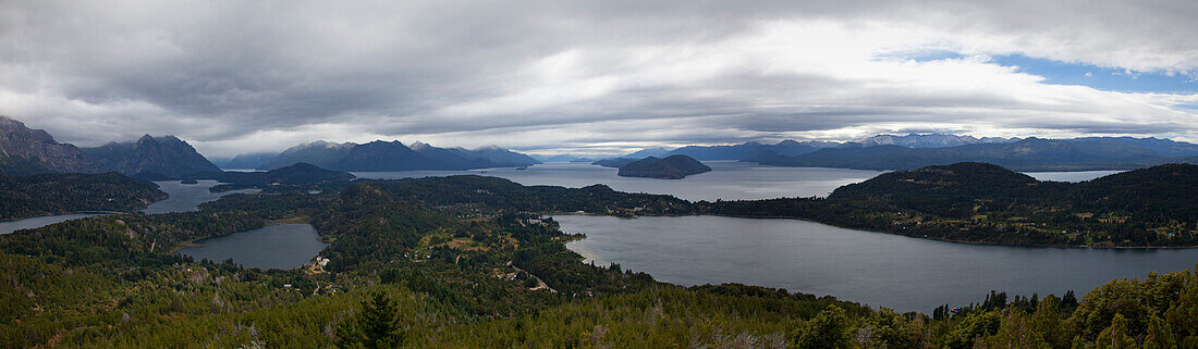 Panorama-Blick über den Lago Moreno zum Lago Nahuel Huapi, bei San Carlos de Bariloche, Rio Negro, Patagonien, Argentinien