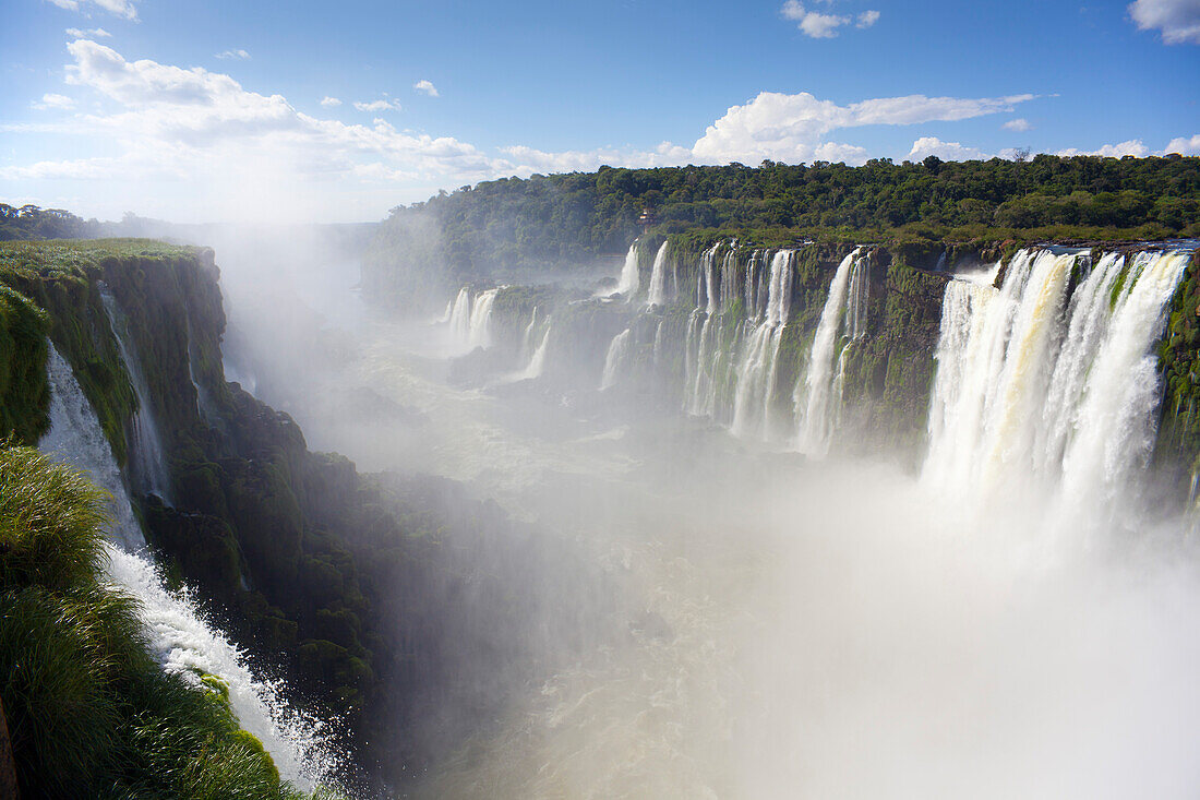 Wasserfälle im Iguazu National Park, Blick vom Garganta del Diablo zur brasilianischen Seite der Fälle, Iguazu, Misiones, Argentinien