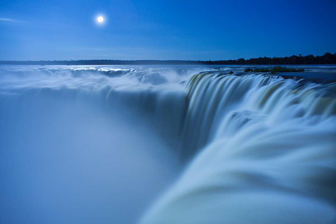 Vollmond über dem Wasserfall Garganta del Diablo, Iguazu National Park, Iguazu, Misiones, Argentinien