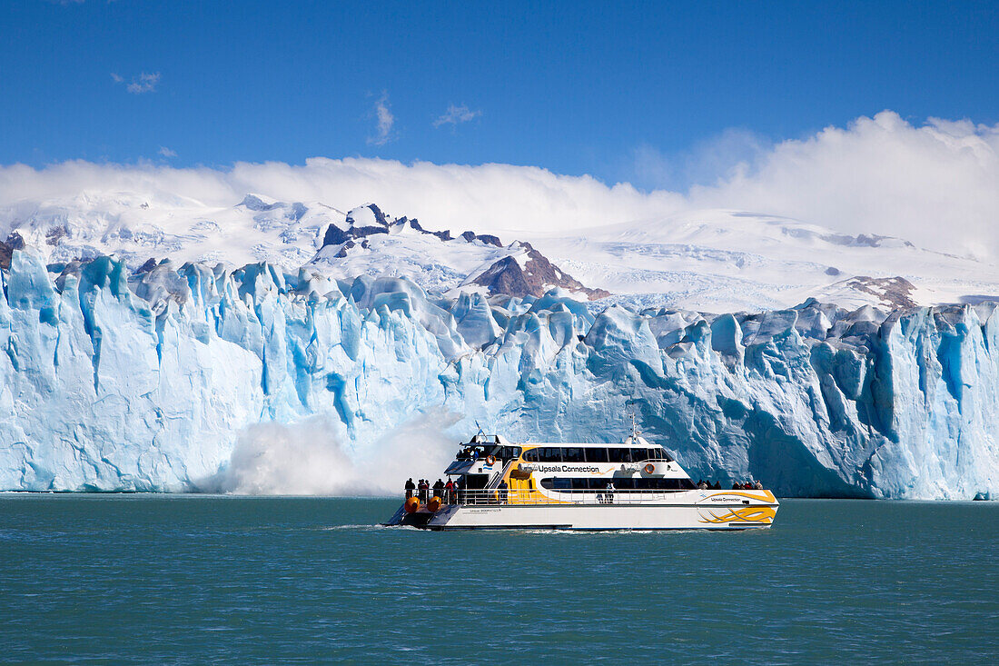 Calving glacier, ship in front of the Perito Moreno glacier, Lago Argentino, Los Glaciares National Park, near El Calafate, Patagonia, Argentina