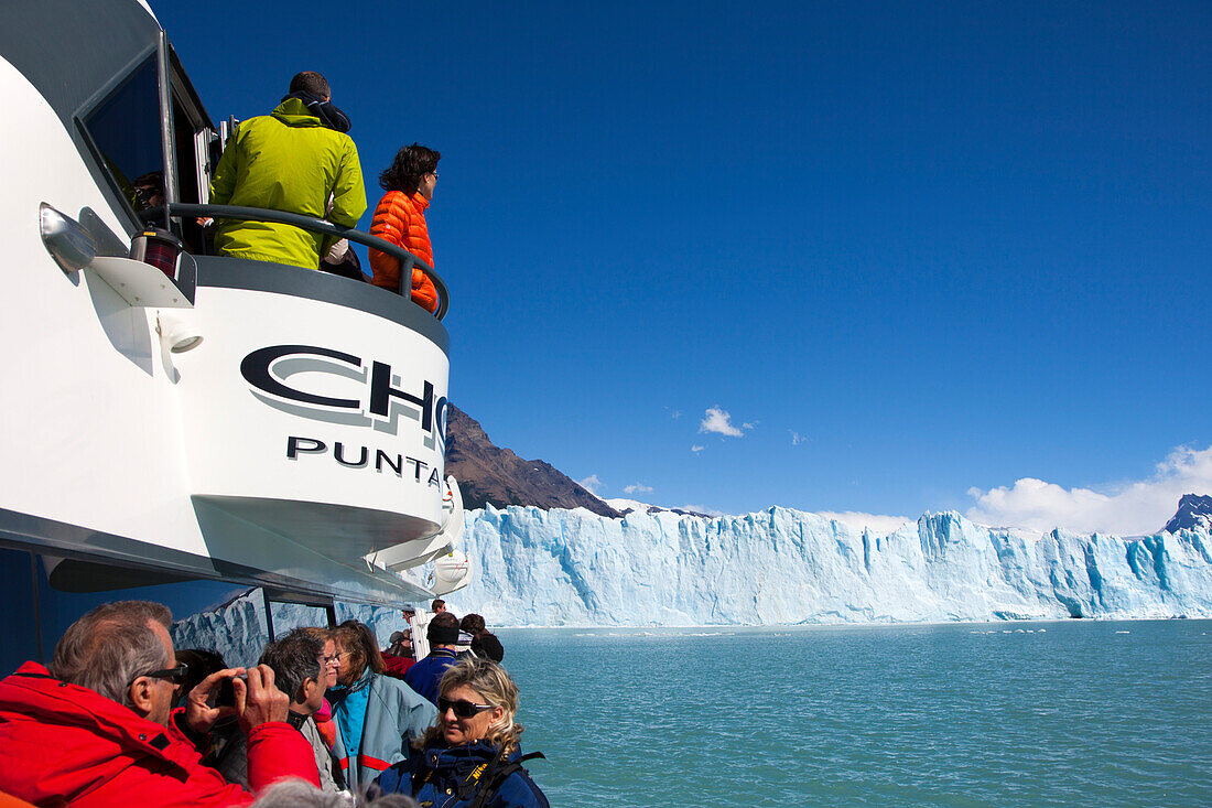 Menschen fotografieren den Gletscher vom Schiff aus, Perito Moreno Gletscher, Lago Argentino, Nationalpark Los Glaciares, bei El Calafate, Patagonien, Argentinien