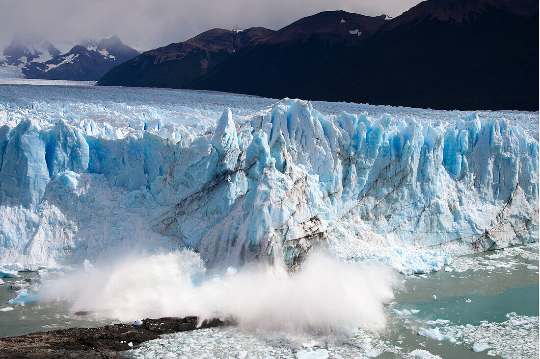 Kalbender Perito Moreno Gletscher, Lago Argentino, Nationalpark Los Glaciares, bei El Calafate, Patagonien, Argentinien
