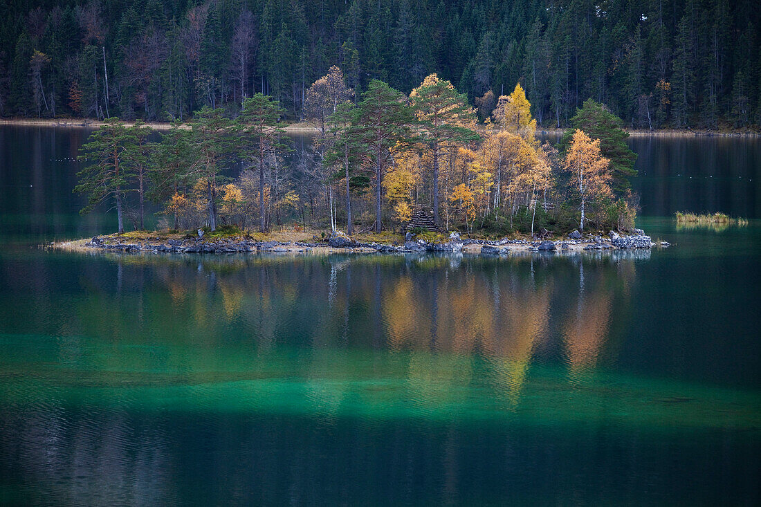 Insel im Eibsee bei Garmisch-Partenkirchen unterhalb der Zugspitze im Wettersteingebirge, bayerische Alpen, Oberbayern, Deutschland, Europa