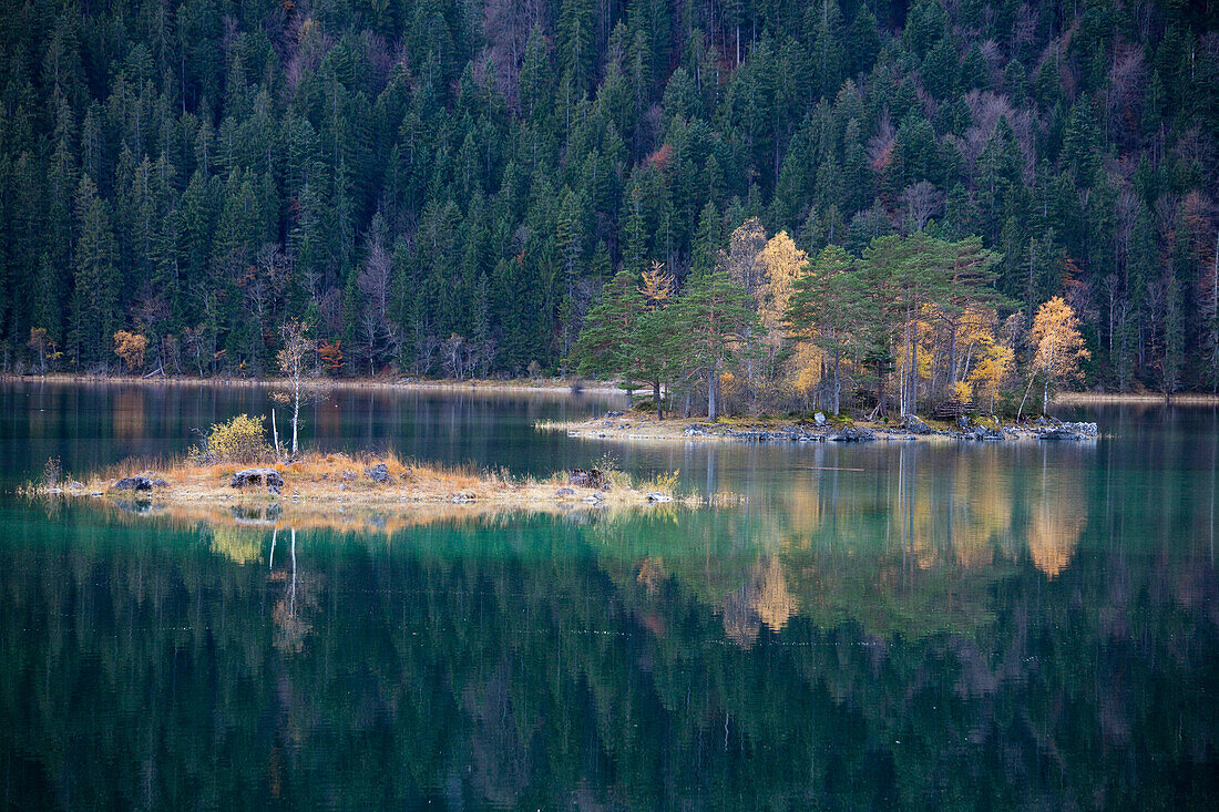 Insel im Eibsee bei Garmisch-Partenkirchen unterhalb der Zugspitze im Wettersteingebirge, bayerische Alpen, Oberbayern, Deutschland, Europa