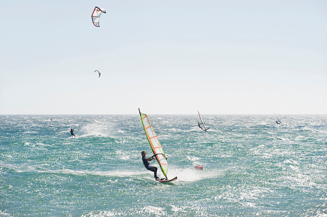 Windsurfer und Kitesurfer bei Tarifa, Andalusien, Spanien, Europa