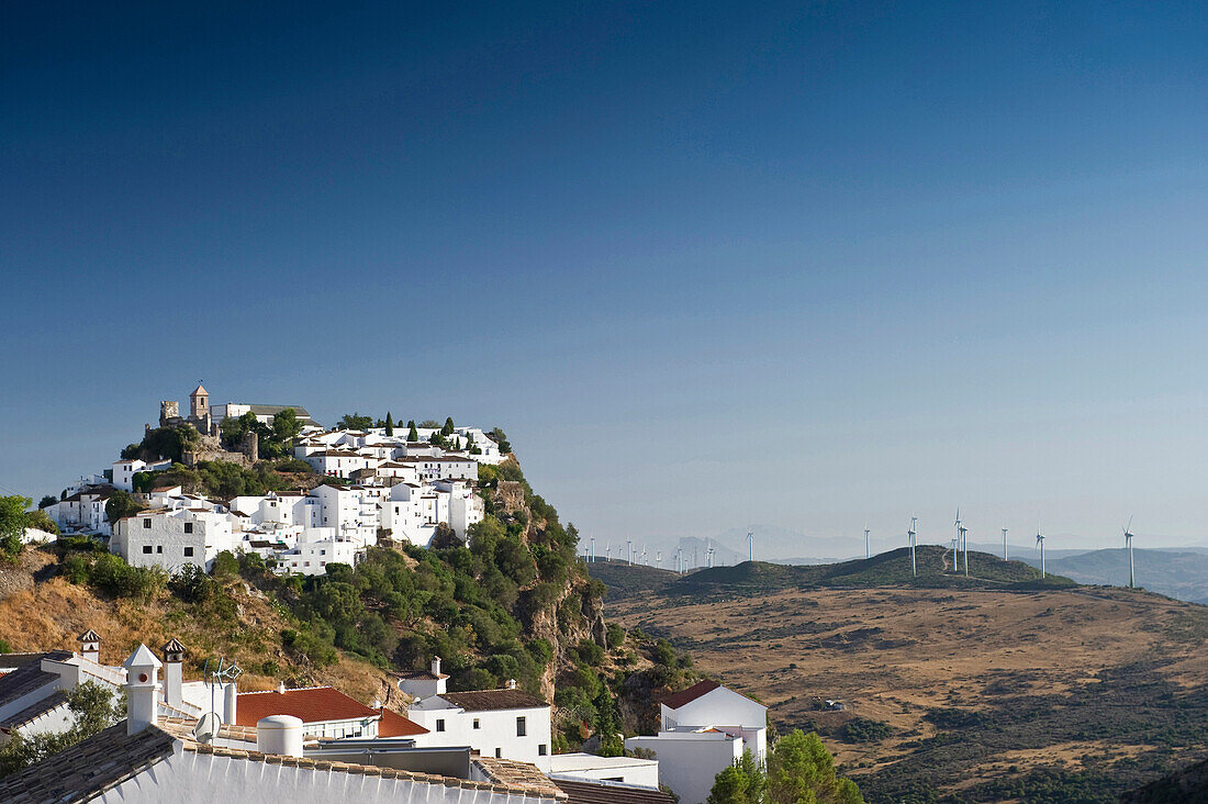 Blick auf die Stadt Casares mit Gibraltar im Hintergrund, Provinz Malaga, Andalusien, Spanien, Europa