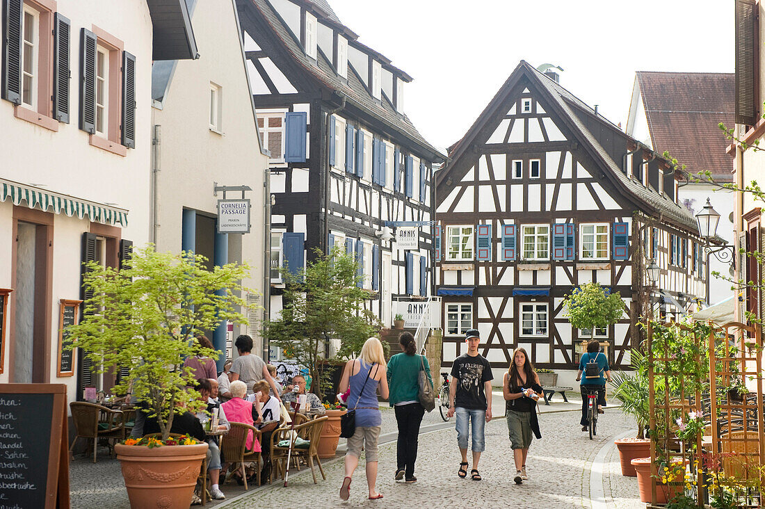 Menschen in historischer Gasse, Emmendingen, Baden-Württemberg, Deutschland, Europa