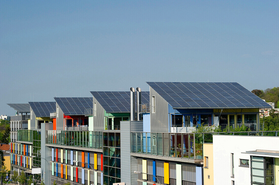 Häuser mit Solardächer der Solarsiedlung, Vauban-Viertel, Freiburg im Breisgau, Baden-Württemberg, Deutschland, Europa