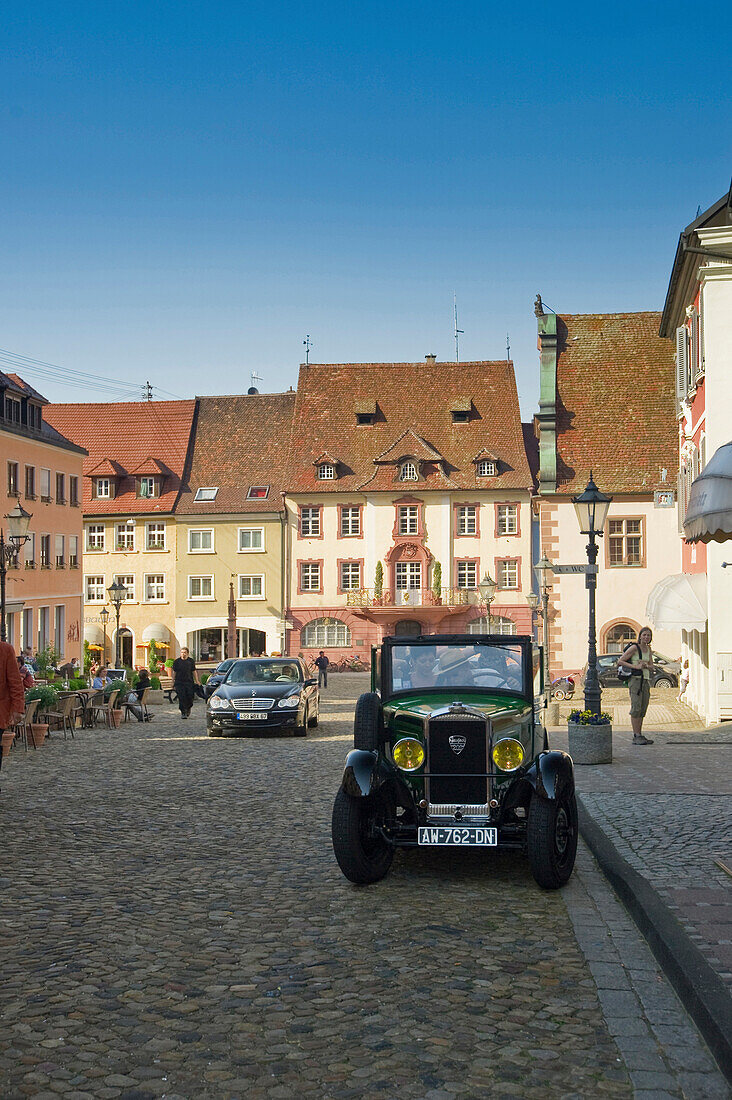 OLdtimer in der Altstadt von Endingen, Kaiserstuhl, Baden-Würtemberg, Deutschland