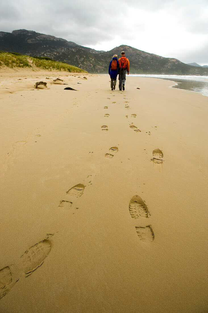 Zwei Wanderer am Norman Beach, Wilsons Promontory National Park, Victoria, Australien